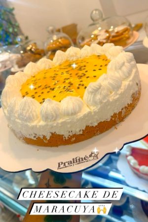 Cheesecake de Maracuyá, con una base de bizcocho esponjoso y un relleno cuidadosamente elaborado de queso y maracuyá fresco. Disfrute de la armonía perfecta entre lo dulce y lo ácido en cada bocado. Ordene ahora y experimente una delicia incomparable.
