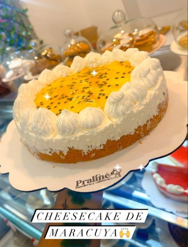 Cheesecake de Maracuyá, con una base de bizcocho esponjoso y un relleno cuidadosamente elaborado de queso y maracuyá fresco. Disfrute de la armonía perfecta entre lo dulce y lo ácido en cada bocado. Ordene ahora y experimente una delicia incomparable.